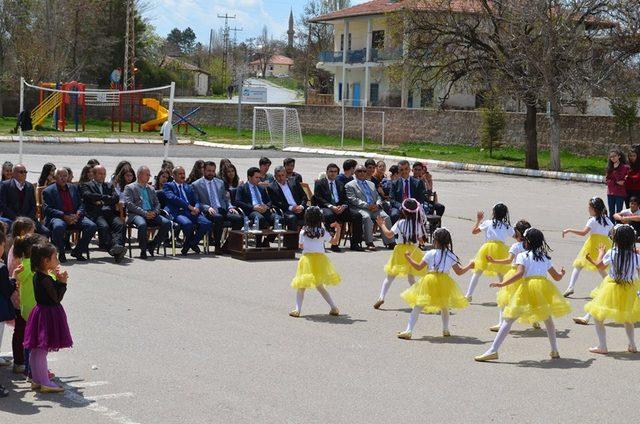 Bünyan’da her okulun öğretmenler odasına bir kitaplık yapılıyor