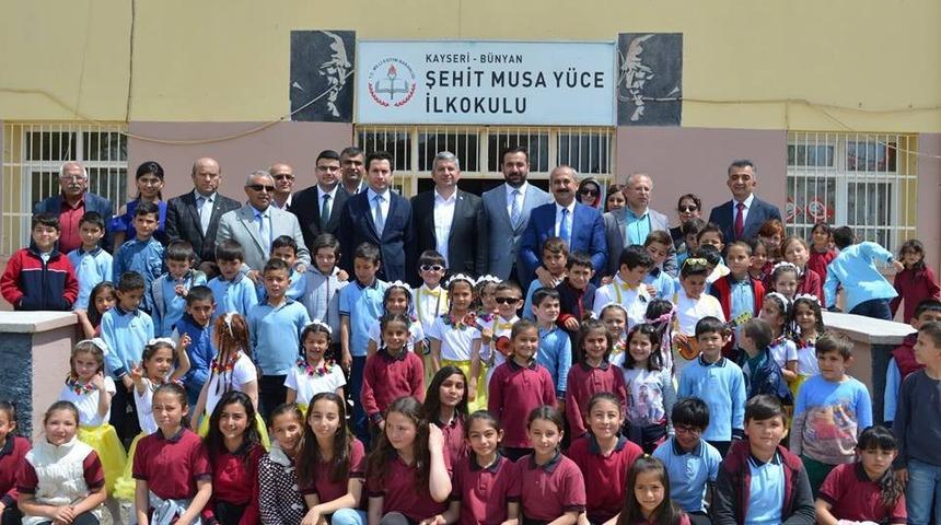 B&uuml;nyan&rsquo;da her okulun &ouml;ğretmenler odasına bir kitaplık yapılıyor