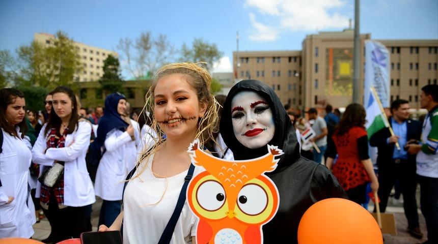 Eskişehir'de ilgin&ccedil; kost&uuml;mlerle şenlik y&uuml;r&uuml;y&uuml;ş&uuml; 