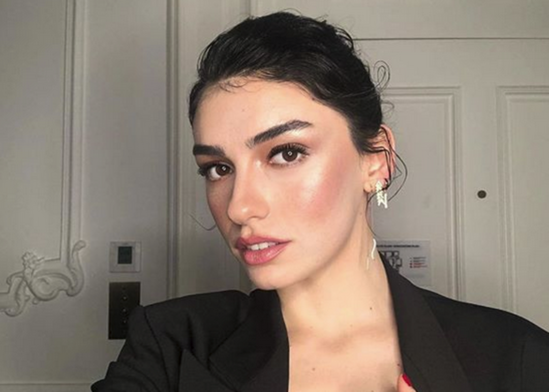 Hazar Erg&uuml;&ccedil;l&uuml;'den makyajsız filtresiz doğal poz! 