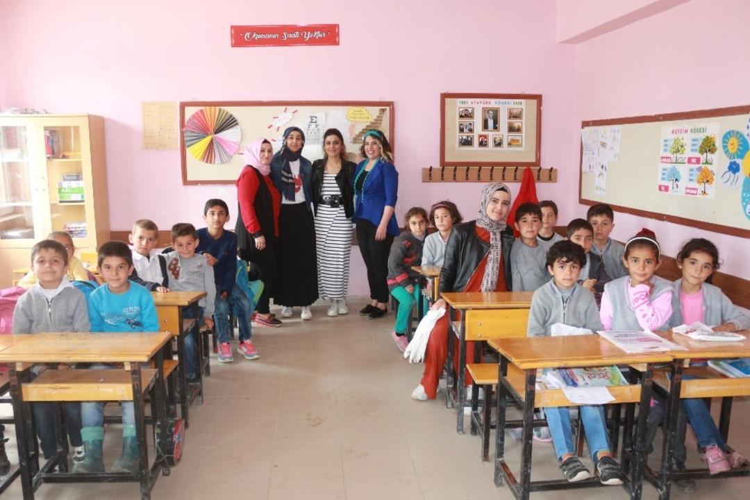 Ev kadınları k&ouml;y okulu &ouml;ğrencilerine yardım etmeye devam ediyor