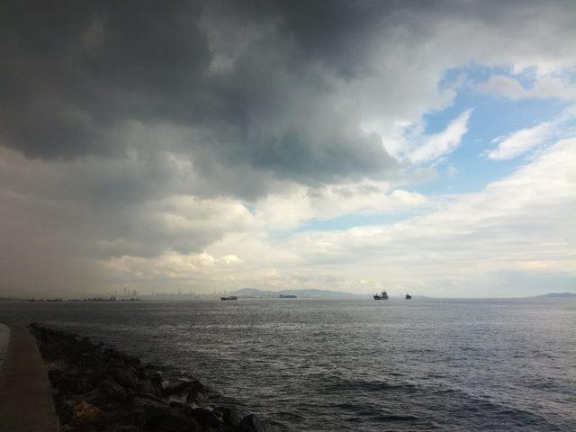 Ek fotoğraflar // İstanbul üstünde korkutan bulutlar