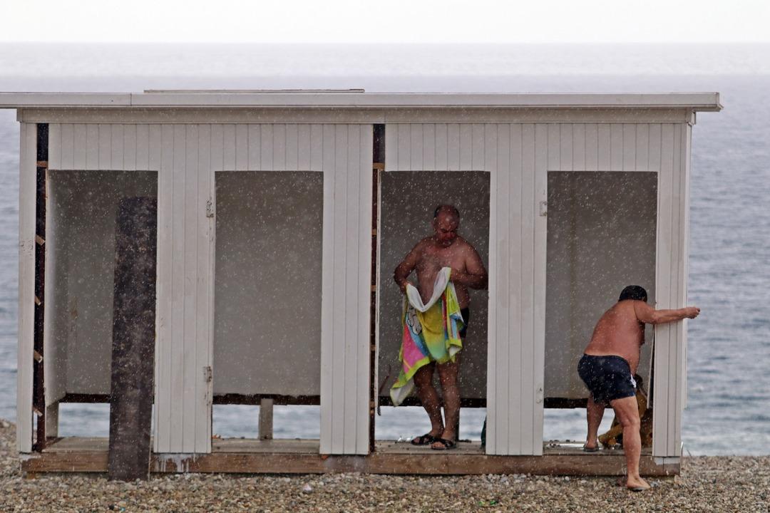 D&uuml;nyaca &uuml;nl&uuml; Konyaaltı Sahili'nde ilgin&ccedil; g&ouml;r&uuml;nt&uuml;