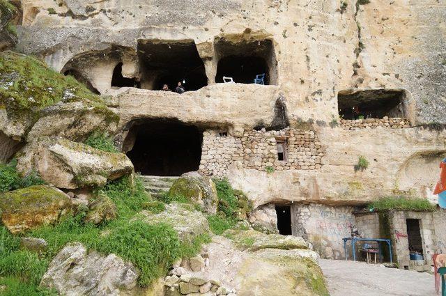 Tarihi ilçedeki mağarayı kafeye dönüştürdü