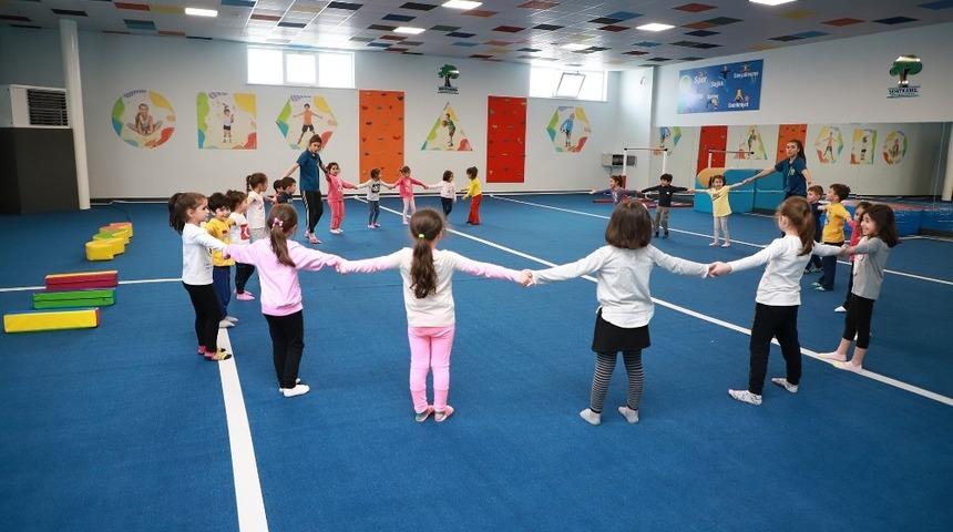 Binlerce öğrenci oyun ve sporla keyifli zaman geçiriyor