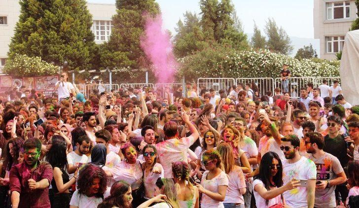 Üniversiteli gençler gökkuşağı renklerine boyandı G2