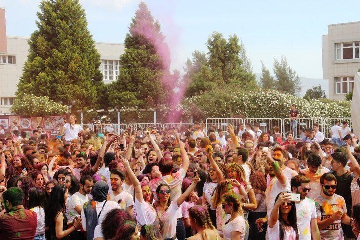 Üniversiteli gençler gökkuşağı renklerine boyandı G3