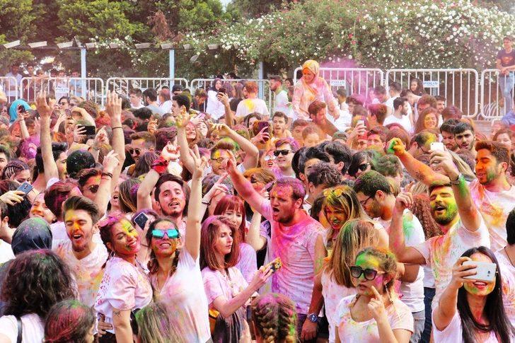 Üniversiteli gençler gökkuşağı renklerine boyandı G4