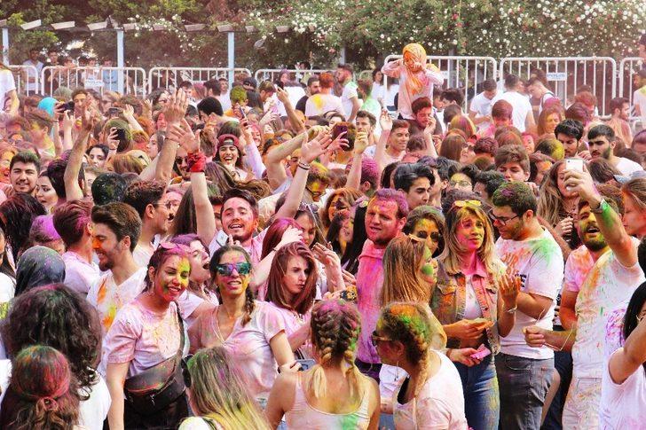 Üniversiteli gençler gökkuşağı renklerine boyandı G5