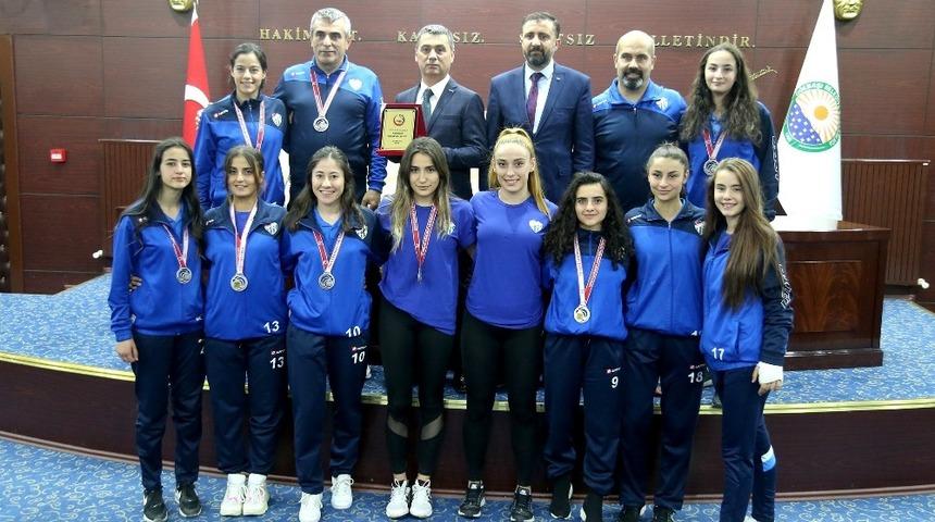 G&ouml;lbaşılı hentbolcular madalyalarını Başkan Şimşek&rsquo;e sundu