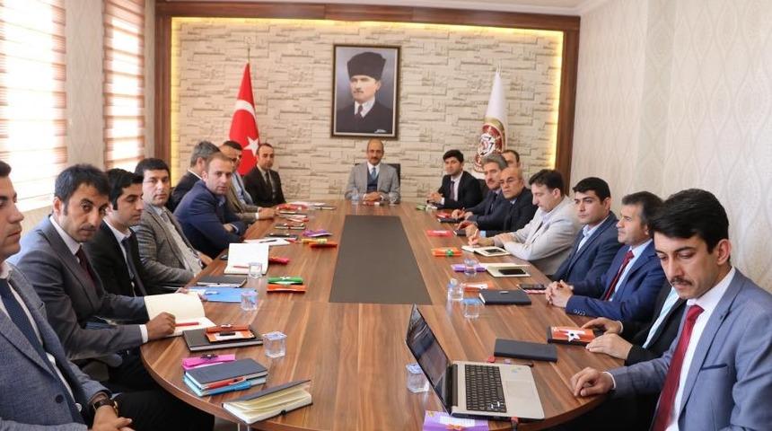 Kaymakam Aydın okul m&uuml;d&uuml;rleri ile bir araya geldi