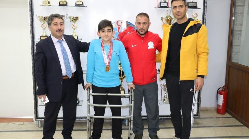 Ağrılı bedensel engelli y&uuml;z&uuml;c&uuml;den 4 altın madalya