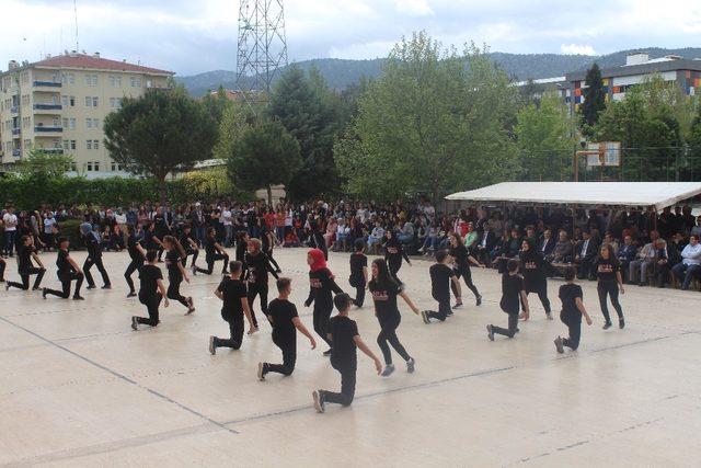 Bucak’ta öğrenciler geleneksel kavurma şenliğinde buluştu