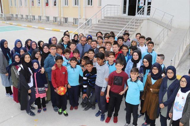 Belediye Başkanı Arı, İmam Hatip Ortaokulu öğrencilerini ziyaret etti
