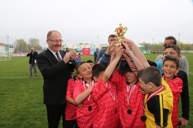 İlkokullar arası futbol şampiyonasının kazananı belli oldu