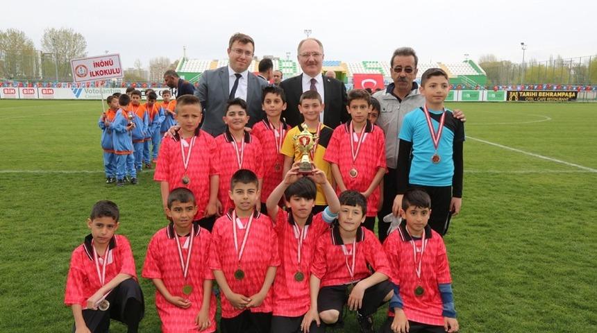 İlkokullar arası futbol şampiyonasının kazananı belli oldu