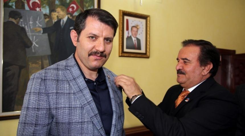 Vali Ayhan, TSYD rozetini taktı