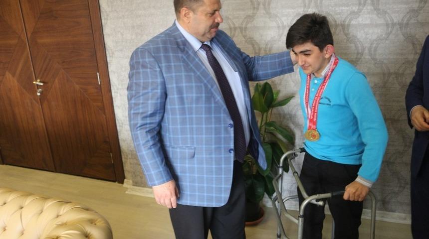 T&uuml;rkiye Y&uuml;zme Şampiyonu Ağrılı Erim&rsquo;den Milli Eğitim M&uuml;d&uuml;r&uuml; Turan&rsquo;a ziyaret