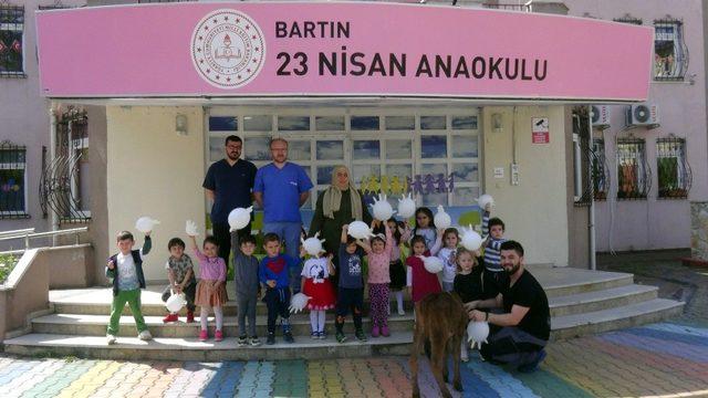 Anaokulu öğrencileri süt sağmayı öğrendi