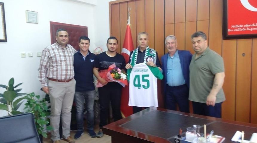 Taraftarlardan Emniyet M&uuml;d&uuml;r&uuml;ne forma jesti