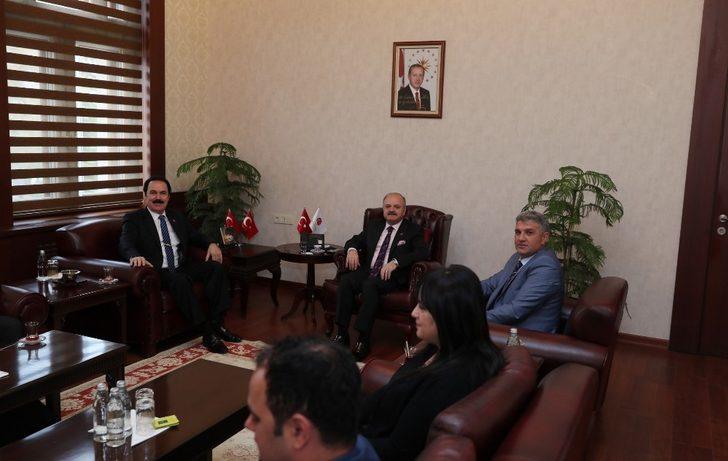 Vali Çakacak, Dünya Gençlik ve Spor Konfederasyonu Başkanı Aygündüz’ü kabul atti G4