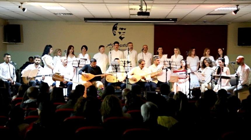 Öğretmenler, koro kurdu ilçe sakinlerine konser verdi