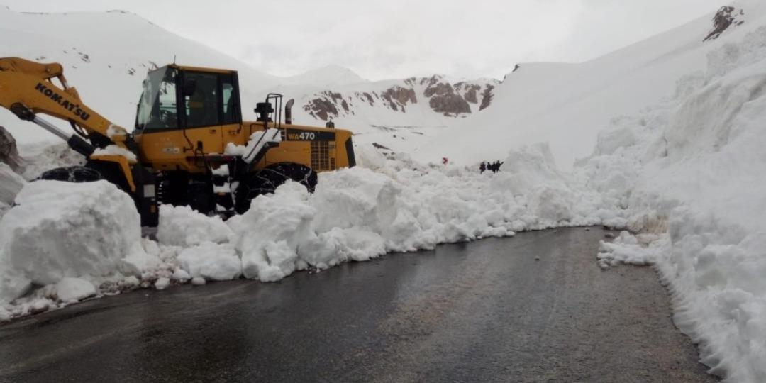 Van-Bah&ccedil;esaray karayoluna &ccedil;ığ d&uuml;şt&uuml;