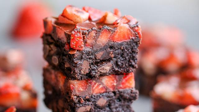 Çikolata Kaplı Çilekli Brownie