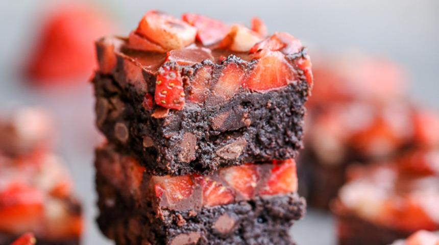 Çikolata Kaplı Çilekli Brownie