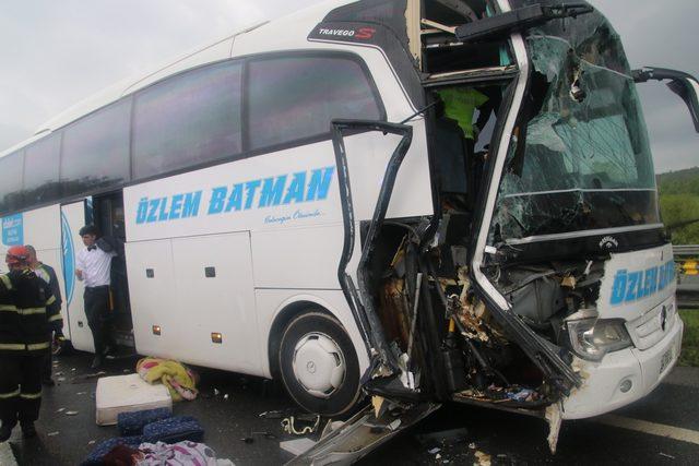 Düzce'de yolcu otobüsü ile TIR çarpıştı: 7 yaralı