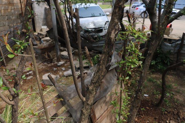 Otomobille polisten kaçan şahıs bahçe duvarına çarparak yakalandı