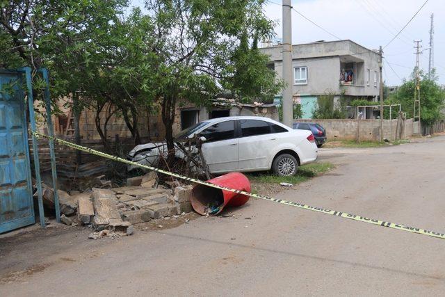 Otomobille polisten kaçan şahıs bahçe duvarına çarparak yakalandı