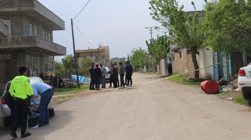 Otomobille polisten ka&ccedil;an şahıs bah&ccedil;e duvarına &ccedil;arparak yakalandı