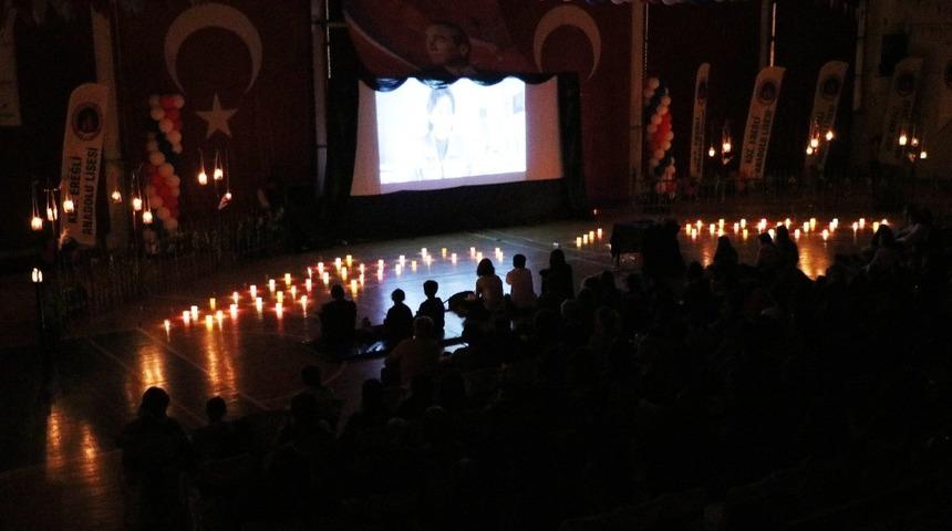 &Ouml;ğrenciler spor salonunu sinemaya &ccedil;evirip film izledi