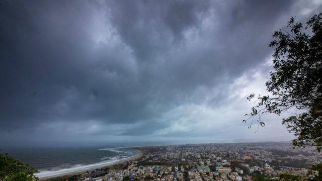 Fani kasırgası Hindistan'ı vurmaya başladı