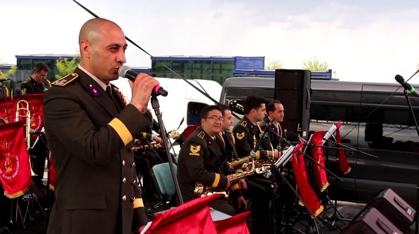 Askeri bandodan m&uuml;zik ş&ouml;leni