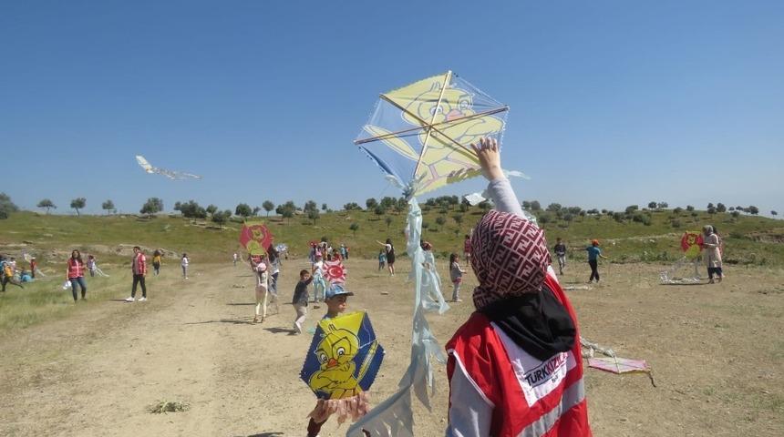 Aydın Gen&ccedil; Kızılay &lsquo;&Ccedil;ocuk Fest&rsquo; ile 500 &ccedil;ocuğa ulaştı