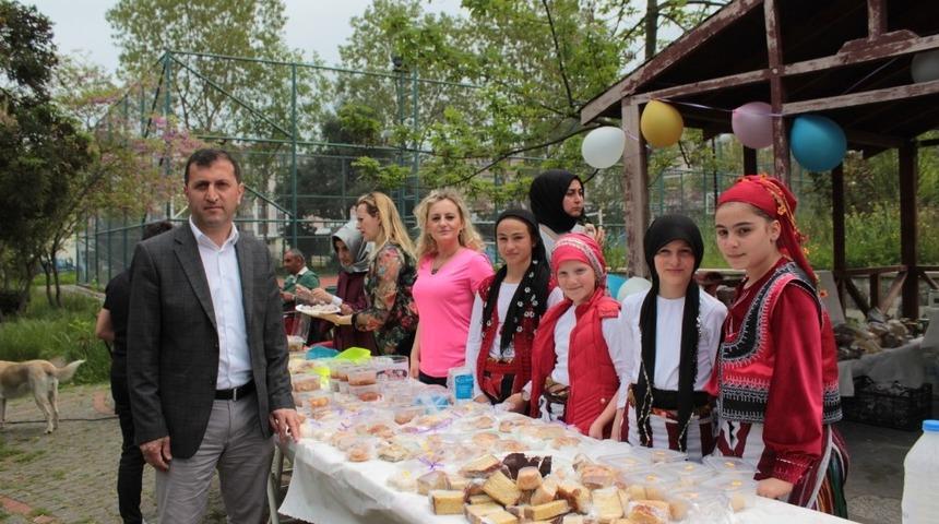 Kamp&uuml;ste k&ouml;y pazarı kuruldu