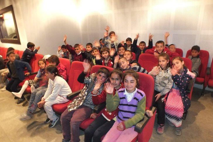 Hacivat ve Karagöz gösterisine yoğun ilgi G3