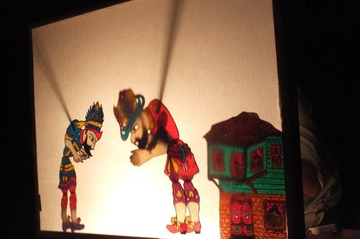 Hacivat ve Karagöz gösterisine yoğun ilgi G4