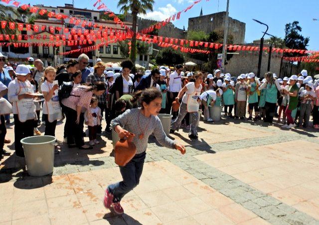 Çeşme Çamur Şenliği’nde hayallerini şekillendirdiler