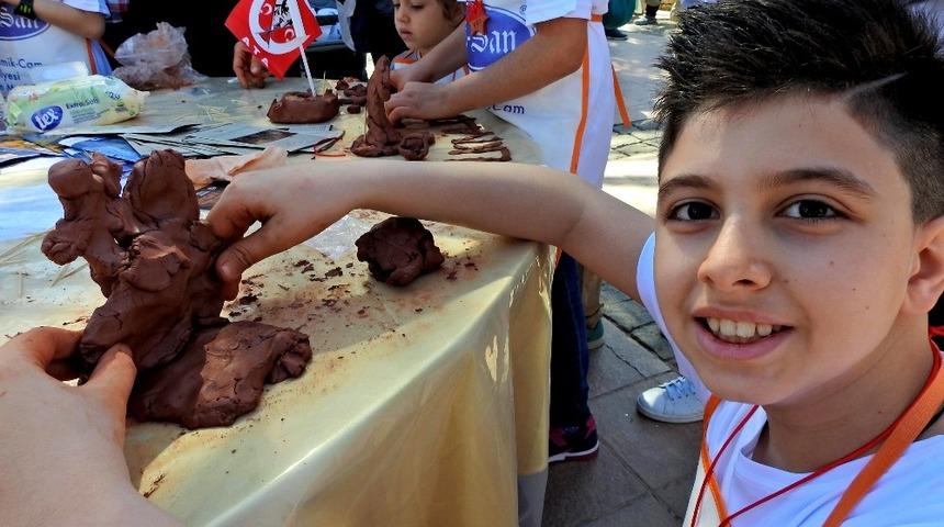 Çeşme Çamur Şenliği’nde hayallerini şekillendirdiler