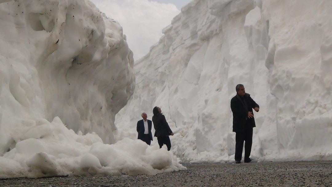 Bahar ayında kışı yaşıyorlar! Tam 8 metre