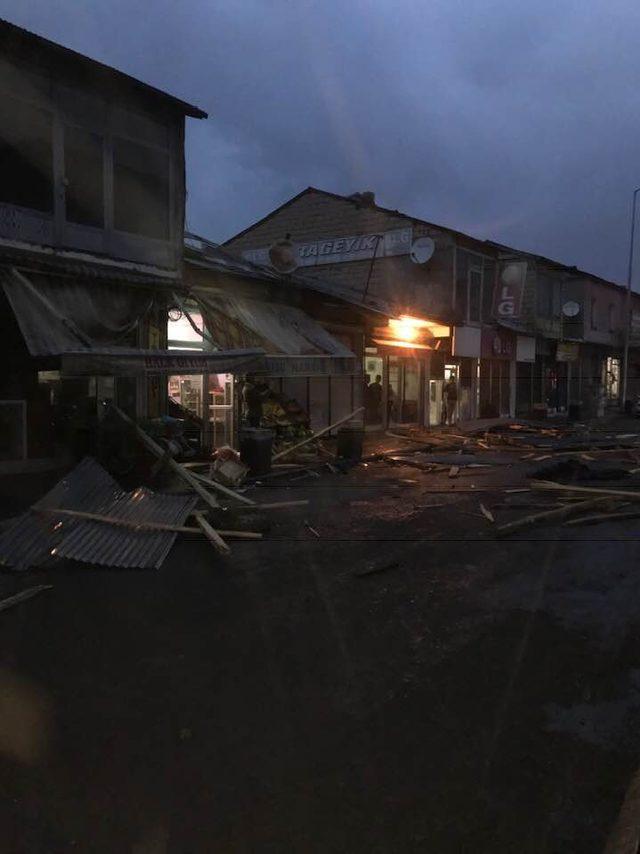 Patnos'ta rüzgarda çatıdan kopan parçalar otomobillerin üzerine düştü