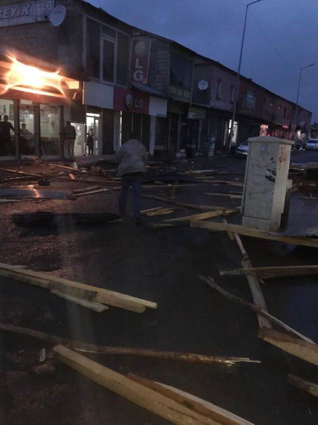 Patnos'ta rüzgarda çatıdan kopan parçalar otomobillerin üzerine düştü
