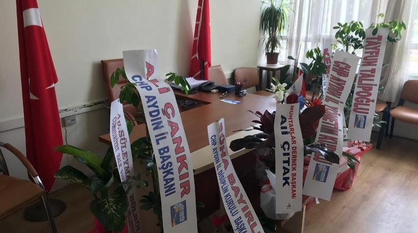 Tebrik &ccedil;i&ccedil;eklerini satıp gelirini L&Ouml;SEV&rsquo;e bağışladı