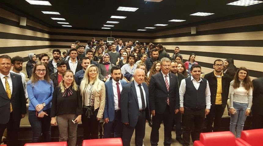 Başkan Akay NNY &Uuml;niversitesi Kariyer G&uuml;nlerinin konuğu oldu