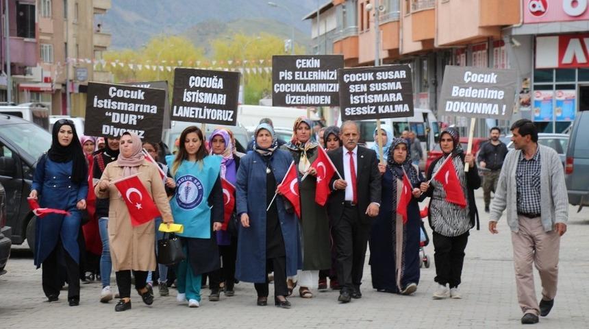 Oltulu kadınlar &ccedil;ocuklar i&ccedil;in y&uuml;r&uuml;d&uuml;