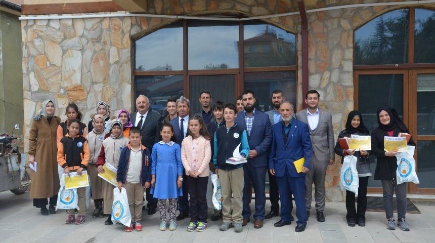 Kitap okumada dereceye giren öğrencilere ödül