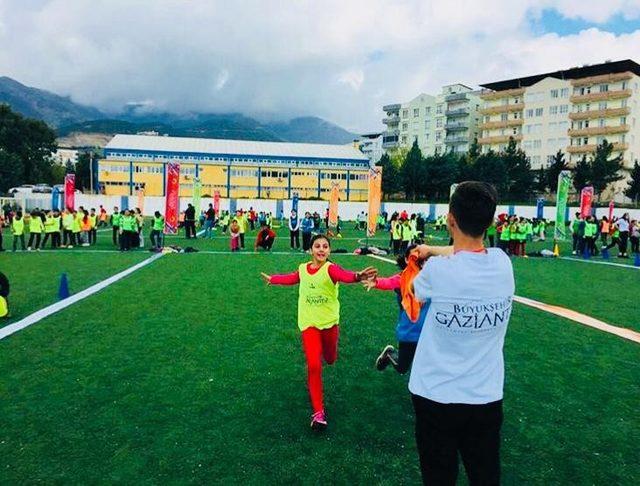 Spor şenliklerine 2 bin 660 öğrenci katıldı 1